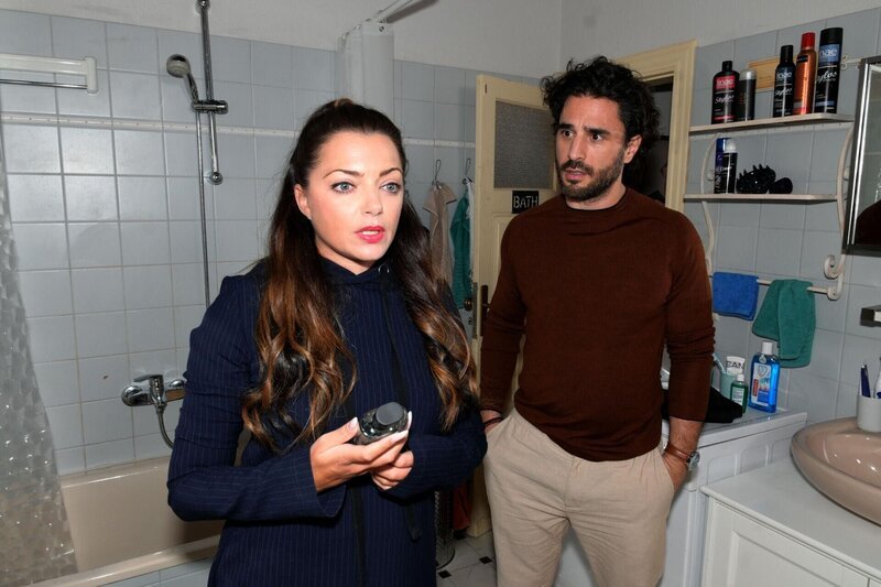 Emily (Anne Menden) wird von Tobias (Jan Kittmann) erwischt, als sie sich von Ihren Gefühlen mitreißen lässt. – Bild: RTL /​ Rolf Baumgartner