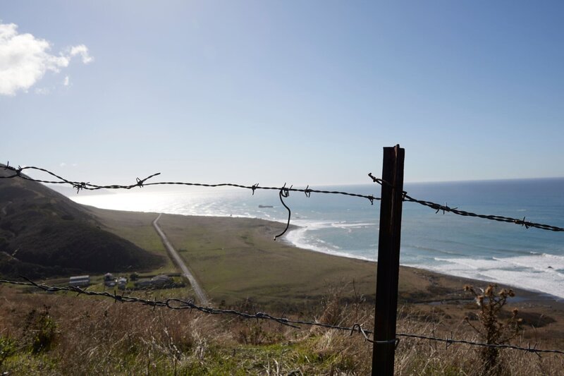Blick auf die Küste und das Meer durch den Drahtzaun – Bild: OTF /​ © Crime + Investigation /​ OTF