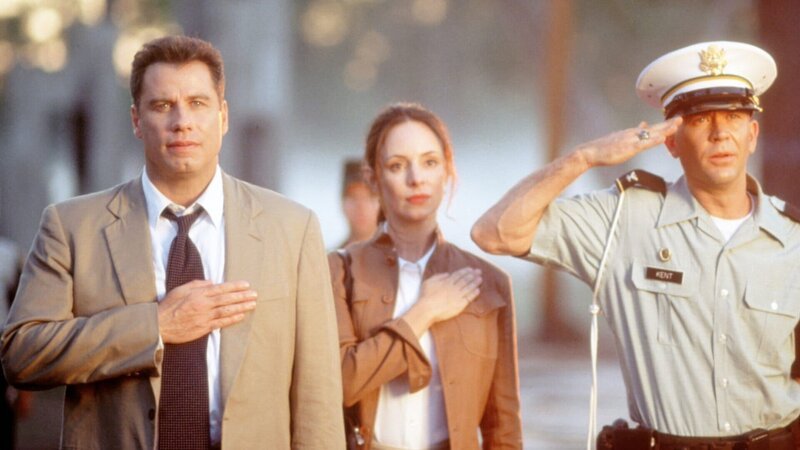 Paul Brenner (John Travolta, l.), Sara Sunhill (Madeleine Stowe, M.) und Colonel Kent (Timothy Hutton, r.) werden zur Untersuchung des Mordes an Elisabeth Campbell (Leslie Stefanson) aufgerufen. – Bild: Richard Foreman Paul Brenner (John Travolta, l.), Sara Sunhill (Madeleine Stowe, M.) und Colonel Kent (Timothy Hutton, r.) werden zur Untersuchung des Mordes an Elisabeth Campbell (Leslie Stefanson) aufgerufen. – Bild: Richard Foreman