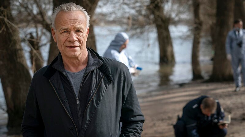 Max Ballauf (Klaus J. Behrendt) am Rheinufer. Hier wurde am frühen Morgen ein Toter gefunden. – Bild: WDR/​Bavaria Fiction GmbH/​Thomas Kost