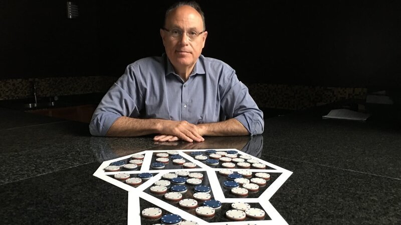 Gary Slutkin, Ph.D., Professor of Epidemiology at University of Illinois, Chicago prepares to demonstrate his studies. – Bild: Science Channel /​ Discovery Communications