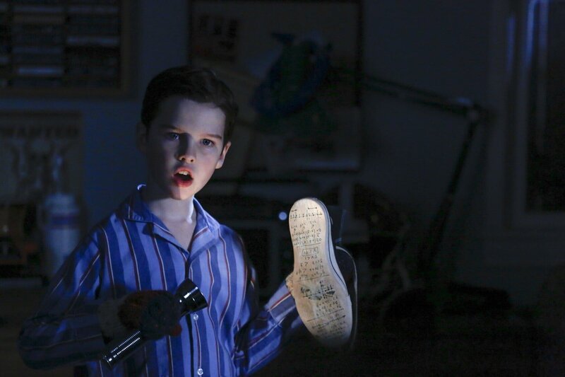 Sheldon (Iain Armitage) ist geschockt, als er herausfindet, dass sein Bruder bei einem Mathetest geschummelt hat – bis er entdeckt, dass sogar einer seiner großen Helden die Regeln nicht immer allzu ernst nimmt … – Bild: Warner Bros.