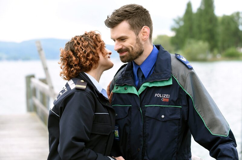 Julia Demmler (Wendy Güntensperger, l.) und Wachtmeister Stähli (Reto Stalder, r.) kommen sich bei den grenzüberschreitenden Ermittlungen näher. – Bild: „Bild: ARD/​Laurent Trümper (S2). ARD Programmdirektion/​Bildredaktion