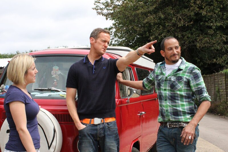 Verstaubt, verrostet, vernachlässigt – manch ein Oldtimer fristet in dunklen Garagen ein tristes und nutzloses Dasein. Fuzz Townshend (r.) und Tim Shaw (l.) machen Schluss damit und verhelfen eingestaubten und reparaturbedürftigen Kultautos zu neuem Glanz … – Bild: The National Geographic Channel