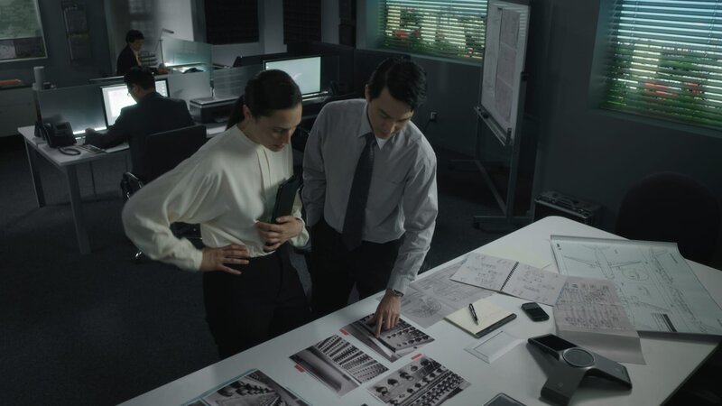 REENACTMENT – Das Team entdeckt, dass alle deaktivierten Systeme des Fluges 8633 der Sichuan Airlines mit 17 Unterbrechern auf einer Schalttafel hinter dem Sitz des Ersten Offiziers verbunden sind, was bedeutet, dass während der Dekompression etwas auf die Unterbrechertafel getroffen sein muss. – Bild: Cineflix