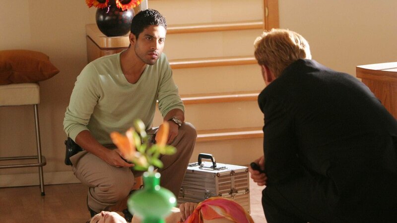 Horatio (David Caruso, r.) und Delko (Adam Rodriguez) untersuchen die Leiche von der Bootsbesitzerin Patrice Boland (Sandra Dee Robinson). Die Tote weist Schusswunden auf. – Bild: SUPER RTL