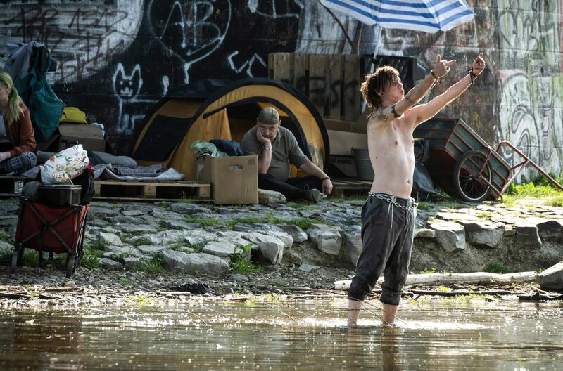 Junkie Keule (Simon Steinhorst, r. mit KomparsInnen), wird verdächtigt, den Obdachlosen „Hacki“ getötet zu haben. – Bild: ARD/​Martin Valentin Menke