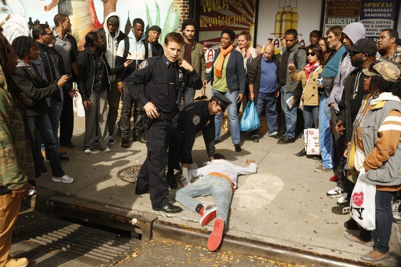 Ein Cop des NYPD erschießt ein scheinbar unbewaffnetes 14-Jähriges Gangmitglied. Können Jamie (Will Estes) und seine Kollegen einen Aufstand in dessen Viertel verhindern? – Bild: CBS Broadcasting Inc.