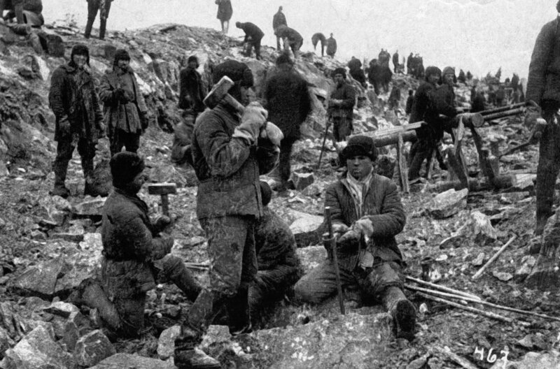 Der Bau des Weißmeer-Ostsee-Kanals in den Jahren 1931 bis 1933 erfolgte mittels der Zwangsarbeit von Zehntausenden Gulag-Häftlingen. – Bild: MDR/​Galerie Bilderwelt