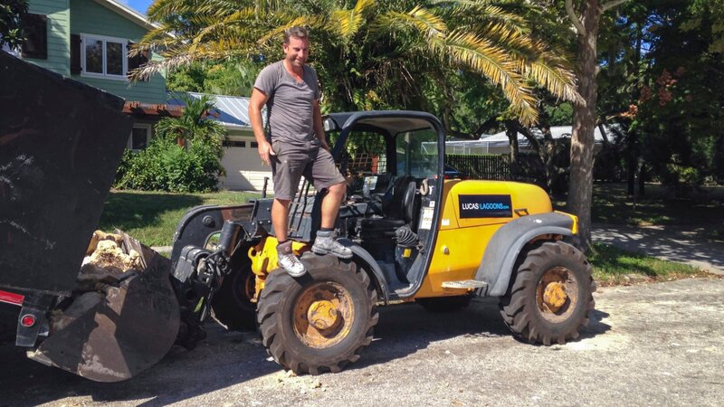 The Lucas Lagoons team building a pool. – Bild: Discovery Communications