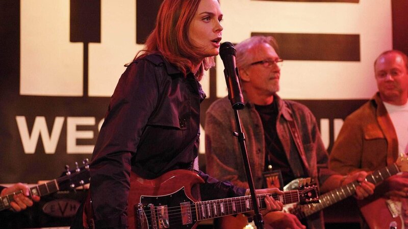 Angesteckt von ihrem rockenden Partner Booth greift Brennan (Emily Deschanel) zur Gitarre und rockt auf der Bühne des Fantasy-Rock“n“Roll-Camps ab. Die Ermittlungen sind für kurze Zeit vergessen … – Bild: RTL /​ Fox