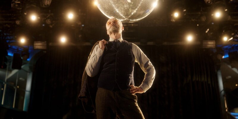 Mordermittler Sven Hjerson (Johan Rheborg) hat ein Faible für Soul-Musik und elegante Kleidung. – Bild: ZDF