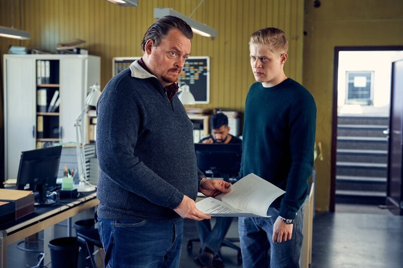 Aufgrund ihrer Alleingänge verliert Alex den Rückhalt nicht nur bei ihrem Chef Nowak, sondern auch bei den Kollegen Rensmann (Sascha Nathan, l.) und Küken (Karl Schaper, r.). – Bild: Frank Dicks