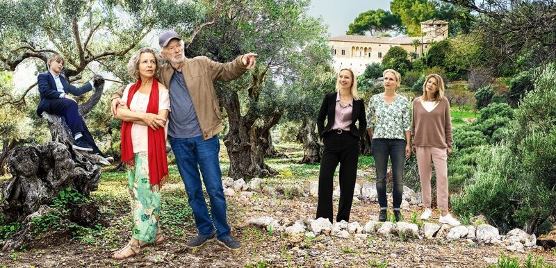 Kurt Lehmann (Michael Gwisdek, 3.v.l.) ist dem Tod von der Schippe gesprungen und tut jetzt Dinge, die seine Frau Renate (Michaela May, 2.v.l.), seine drei Töchter Lotte Lorenz (Ursula Karven, r.), Steffi Schmitz (Anja Schiffel, 2.v.r.) und Rebecca Lehmann (Sandra Borgmann, 3.v.r.) sowie den kleinen Jonas (Jude West, l.) verblüffen. – Bild: Louisa Schomerus; Foto: Marion von der Mehden Kurt Lehmann (Michael Gwisdek, 3.v.l.) ist dem Tod von der Schippe gesprungen und tut jetzt Dinge, die seine Frau Renate (Michaela May, 2.v.l.), seine drei Töchter Lotte Lorenz (Ursula Karven, r.), Steffi Schmitz (Anja Schiffel, 2.v.r.) und Rebecca Lehmann (Sandra Borgmann, 3.v.r.) sowie den kleinen Jonas (Jude West, l.) verblüffen. – Bild: Louisa Schomerus; Foto: Marion von der Mehden