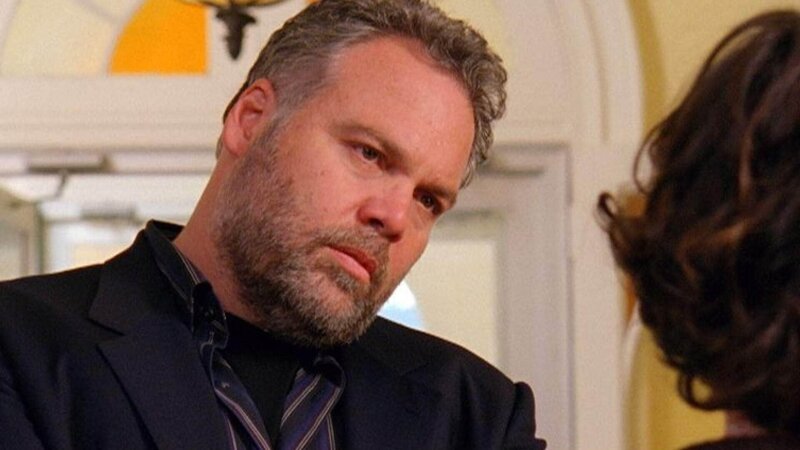 Robert Goren (Vincent D’Onofrio) ermittelt an der Privatschule Manor Hill, wo die Kunstlehrerin Anna Nobile (Joanna Adler) die Leiche eines Schülers gefunden hat. – Bild: MG RTL D