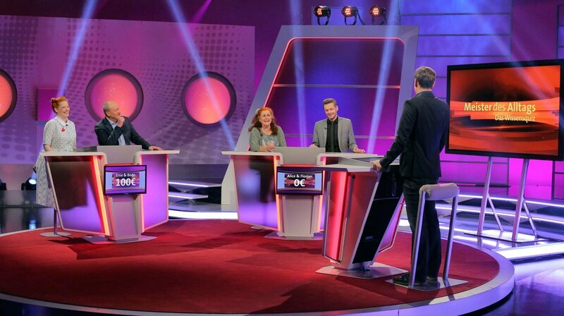 Moderator Florian Weber (re.) stellt in seinem SWR Wissensquiz „Meister des Alltags“ die Alltagstauglichkeit seiner prominenten Kandidaten auf die Probe. „Meister des Alltags“ spendet seinen Gewinn einem guten Zweck. v.li.: Enie van de Meiklokjes, Bodo Bach, Alice Hoffmann und Florian Schroeder. – Bild: SWR/​Peter A. Schmidt
