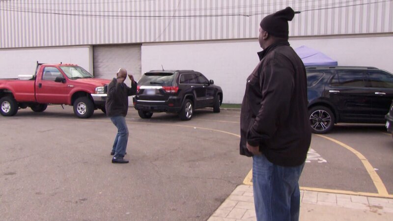 Ein Kunde möchte im „American Jewelry and Loan“ ein Bradley GT II Elektrofahrzeug, Baujahr 1981, zu Geld machen. – Bild: Discovery Networks