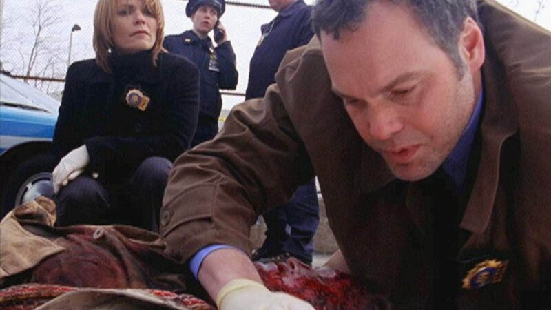 Die Detectives Eames (Kathryn Erbe) und Goren (Vincent D’Onofrio) untersuchen den Mord an einer Sozialarbeiterin. – Bild: MG RTL D /​ USA Network