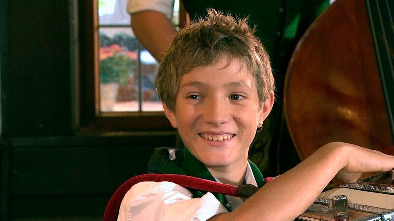 Benjamin Karg an der Steirischen Harmonika. – Bild: BR