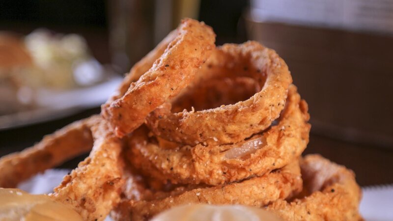 Hausgemachte Zwiebelringe, serviert im Copper Penny in Wilmington, North Carolina, zu sehen in Diners, Drive-Ins and Dives Folge 2808. – Bild: Television Food Network, G.P.