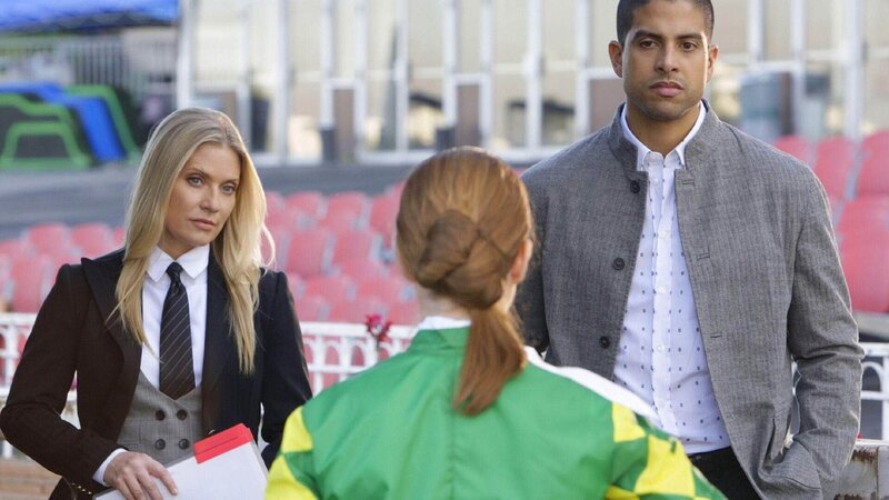 Ein Rennstallbesitzer wurde ermordet. Calleigh (Emily Procter, l.) und Eric (Adam Rodriguez) beginnen mit den Ermittlungen auf der Rennbahn und befragen mögliche Zeugen (Darst. vorne unbekannt). – Bild: RTL /​ CBS