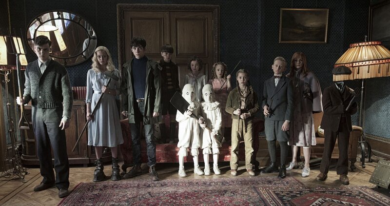 (v.l.n.r.) Enoch (Finlay Macmillan); Emma (Ella Purnell); Jake (Asa Butterfield); Hugh (Milo Parker); Bronwyn (Pixie Davies); die Zwillinge (Thomas und Joseph Odwell); Claire (Raffiella Chapman); Fiona (Georgia Pemberton); Horace (Hayden Keeler-Stone); Olive (Lauren McCrostie); Millard (Cameron King) – Bild: 2016 Twentieth Century Fox Film Corporation. All rights reserved. / Jay Maidment (v.l.n.r.) Enoch (Finlay Macmillan); Emma (Ella Purnell); Jake (Asa Butterfield); Hugh (Milo Parker); Bronwyn (Pixie Davies); die Zwillinge (Thomas und Joseph Odwell); Claire (Raffiella Chapman); Fiona (Georgia Pemberton); Horace (Hayden Keeler-Stone); Olive (Lauren McCrostie); Millard (Cameron King) – Bild: 2016 Twentieth Century Fox Film Corporation. All rights reserved. / Jay Maidment