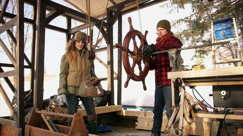 Chloe und Brandon sind beruflich viel unterwegs, die beiden designen Filmsets. Die perfekte Lösung für ihren Wunsch nach einem festen Zuhause und gleichzeitiger räumlicher Flexibilität ist ein Minihaus. Die kreativen Köpfe gestalten ein einzigartiges winziges Haus, das von Piratenschiffen, Zirkus-Karawanen und Filmsets beeinflusst ist. – Bild: HGTV
