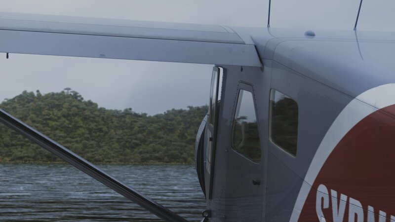 REENACTMENT – Die Ermittler stellen die Hypothese auf, dass durch ein langes Taxi mit offener Tür mehr Kohlenmonoxid in die Kabine der DHC-2 des Sydney Seaplanes gelangt ist. – Bild: Cineflix