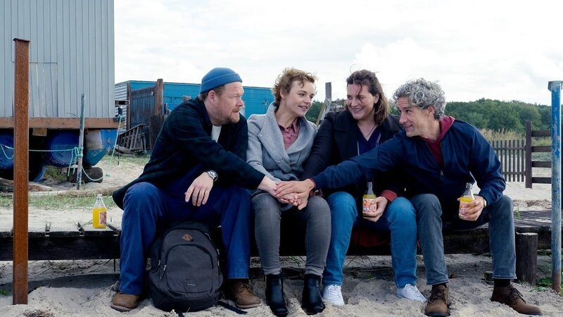 Die vier Freunde Malte Dannwitz (Oliver Bröcker, l.), Johanna Tredup (Greta Galisch de Palma, 2.v.l.), Jette Heidemann (Anne Weinknecht, 2.v.r.) und Fabian Andres (Nicola Fritzen, r.) feiern den Jahrestag ihrer Freundschaft. – Bild: ZDF und Christine Schroeder