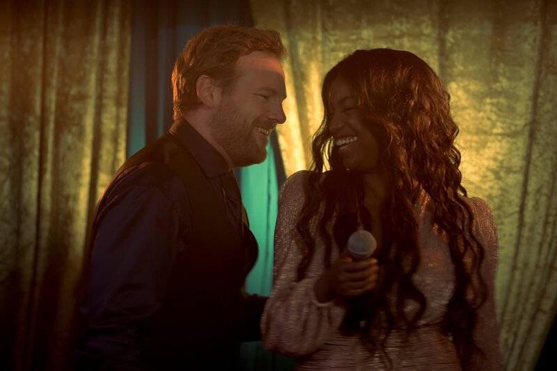 Lloyd (Stephen Jones) und Denise (Jennifer Heylen) singen beim Wettbewerb „Karaoke Klash“ im Duett. – Bild: Honorarfrei – nur für diese Sendung inkl. SocialMedia bei Nennung ZDF und Deadpan Pictures.