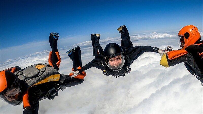Die Stuntfrau Antje „Angie“ Rau trainiert regelmäßig das Formations-Fallschirmspringen. In nur 35 Sekunden freiem Fall muss das Team seine Bewegungschoreographie präsentieren. – Bild: ZDF