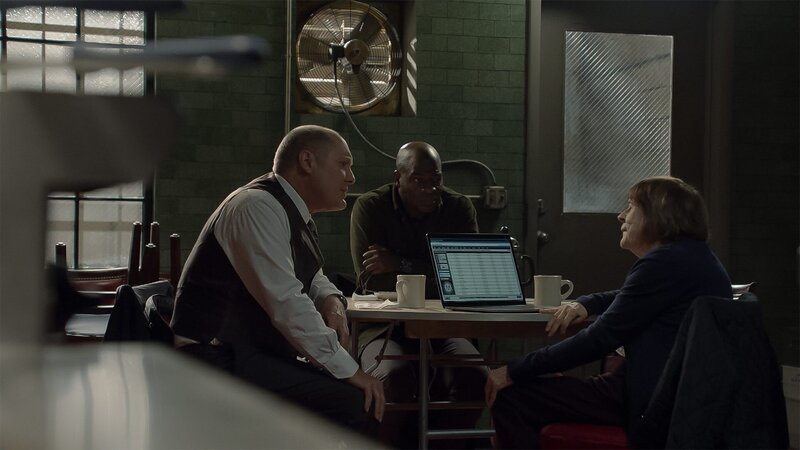 L-R: Raymond ‚Red‘ Reddington (James Spader), Dembe Zuma (Hisham Tawfiq), Paula Carter (Marylouise Burke) – Bild: AXN Black