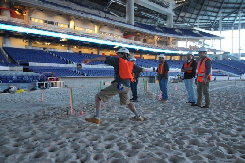 Assembling and constructing the tank in Marlins Stadium, FL. – Bild: Christina Mendenhall