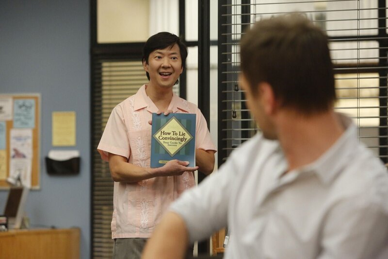 Das seltsame Verhalten von Chang (Ken Jeong, l.) scheint kein Ende zu nehmen. Jeff (Joel McHale, r.) vertraut dem angeblich Amnesie-Kranken immer noch nicht ganz … – Bild: 2013 Sony Pictures Television Inc. and Open 4 Business Productions LLC. All Rights Reserved. /​ Vivian Zink Lizenzbild frei