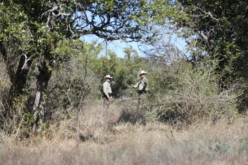 Wardens Jake Scott and Kegan Gould investigating property. – Bild: Animal Planet /​ Discovery Communications, LLC