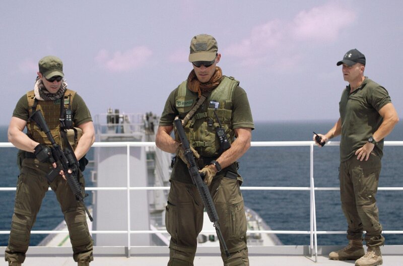 Sie verstehen sich als Wächter der See: Yorgos, Costa und Victor (v.l.), drei Söldner aus Sri Lanka, haben ihr Leben dem Kampf gegen die Piraterie gewidmet. – Bild: Byrd/Asterisk/Good Fortune Films Sie verstehen sich als Wächter der See: Yorgos, Costa und Victor (v.l.), drei Söldner aus Sri Lanka, haben ihr Leben dem Kampf gegen die Piraterie gewidmet. – Bild: Byrd/Asterisk/Good Fortune Films