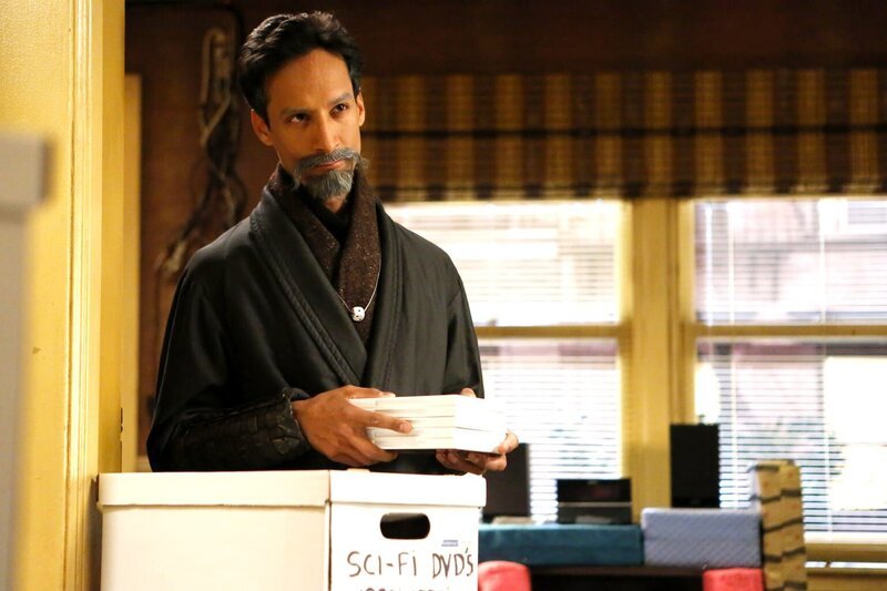 Als ein Würfel, Aufgrund einer Auslosung direkt auf der Kante landet, taucht der böse Doppelgänger von Abed (Danny Pudi) auf. Und er ist nicht der Einzige … – Bild: 2013 Sony Pictures Television Inc. and Open 4 Business Productions LLC. All Rights Reserved. Lizenzbild frei