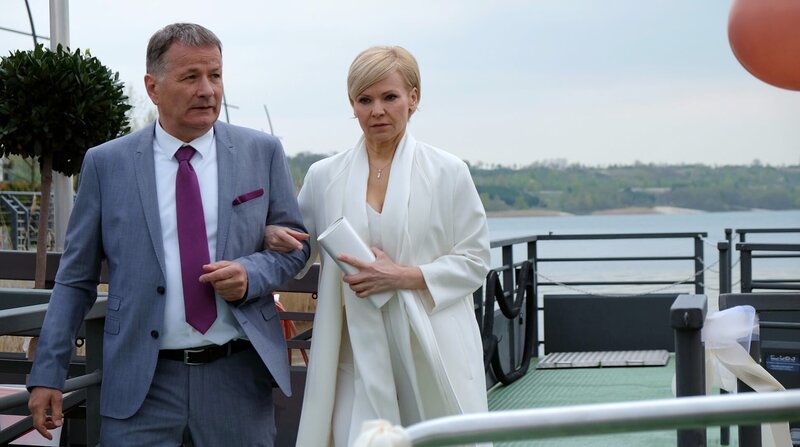 Dies ist wahrscheinlich einer der schwersten Gänge, die Kathrin Globisch (Andrea Kathrin Loewig) jemals gehen musste. Sie ist auf dem Weg zu ihren Hochzeitsgästen, die alle auf dem eigens dafür gemieteten Schiff warten. Doch sie muss ihnen sagen, dass sie Alexander nicht geheiratet hat und somit auch keine Hochzeitsfeier stattfinden wird. Sie ist froh, ihren Freund Roland Heilmann (Thomas Rühmann) an ihrer Seite zu haben. – Bild: BR/​MDR/​Saxonia Media Filmproduktions GmbH/​Sebastian Kiss