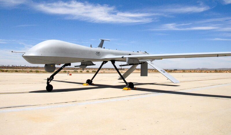 Maintainers from the 163d Aircraft Maintenance Squadron prep an MQ-1 Predator for launch during on the job maintenance training at Southern California Logistics Airport. – Bild: Senior Airman Paul Duquette /​ U.S. Department of Defense /​ Digital /​ Public Domain