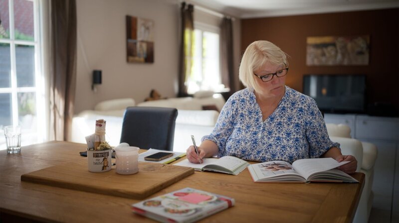 Geht akribisch an ihre neue Ernährung: Britta K. liest viele Rezepte und plant die Mahlzeiten im Voraus, damit sie gar nicht erst in Versuchung gerät, spontan etwas Ungesundes zu kaufen. – Bild: NDR/​Moritz Schwarz
