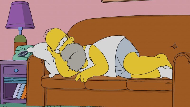„Die Simpsons“, „Passives Fahren.“ Homer zerstört versehentlich das unbezahlbare Fabergé Huhn von Mr. Burns. Daraufhin setzt in dieser kurzerhand auf die Straße. Doch schon bald findet Homer einen neuen Job bei ’CarGo?. Die Firma hat sich auf selbstfahrende Autos spezialisiert und die Homer nun testen soll. Dabei ist seine Faulheit von großem Nutzen. Homer macht seine Sache so gut, dass er schon bald die Karriereleiter nach oben steigt. – Bild: Fox and its related entities