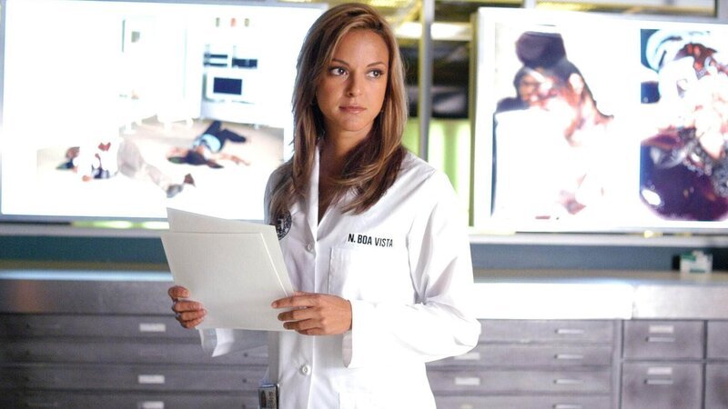 Spurenanalystist: Natalie Boa Vista (Eva La Rue) kommt in ihrem Labor jeder noch so kleinen Spur auf die Schliche. Mit ihrem hochsensiblen technischen Geräten und ihrem wachen Verstand wertet sie jedes Detail aus. – Bild: SUPER RTL