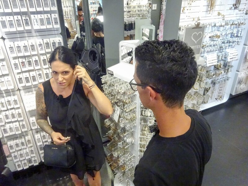 Kandidatin Theresa mit ihrer Shoppingbegleitung Philipp – Bild: MG RTL D /​ Constantin Ent.
