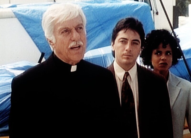 Mark (Dick Van Dyke, l.), Jack (Scott Baio, M.) und Amanda (Victoria Rowell, r.) werden auf einer Baustelle von den Mafiosi in ihrem Versteck entdeckt. – Bild: Viacom