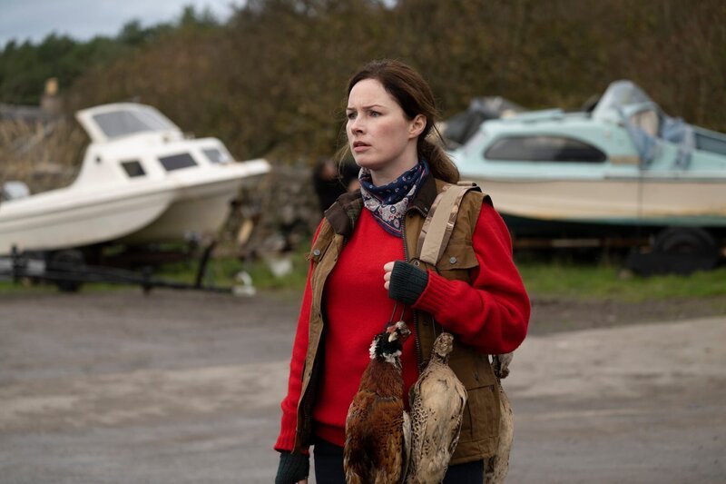 Jagdführerin Chris Gray (Angela Costello) gerät unter Verdacht, etwas mit dem Mord an dem Mann im Eisblock zu tun zu haben. – Bild: Graeme Hunter /​ ZDF