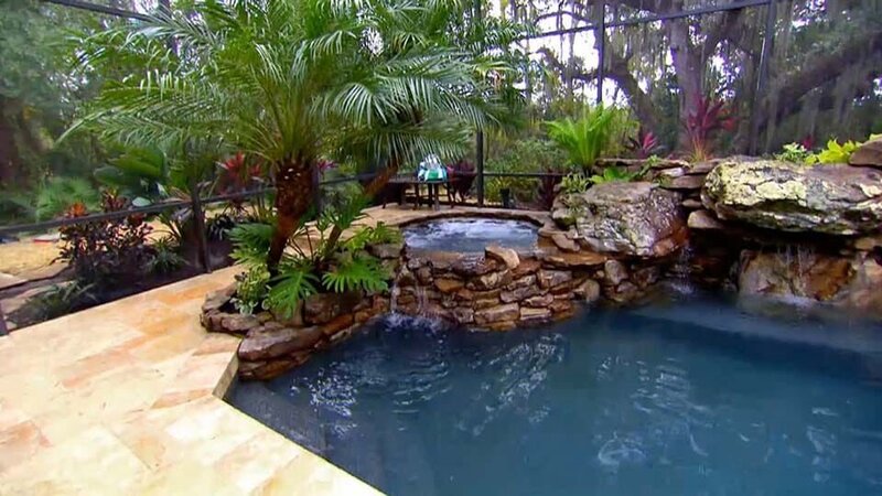 Gant McCloud und seine Frau Julie sind nach Florida gezogen, um der Kälte zu entfliehen. Dort leben die beiden mit ihrem vier Monate alten Sohn Colton auf einem Grundstück am Waldrand. Das Ehepaar ist mit seinem neuen Zuhause rundum zufrieden, nur der Pool müsste dringend modernisiert werden. Lucas Congdon und sein Team konzipieren für ihre Kunden eine tropische Wellness-Oase, inklusive Outdoor-Küche und einem kindersicheren „Dreikäsehoch“-Bereich, in dem der kleine Colton spielen kann. – Bild: AnimalPlanet