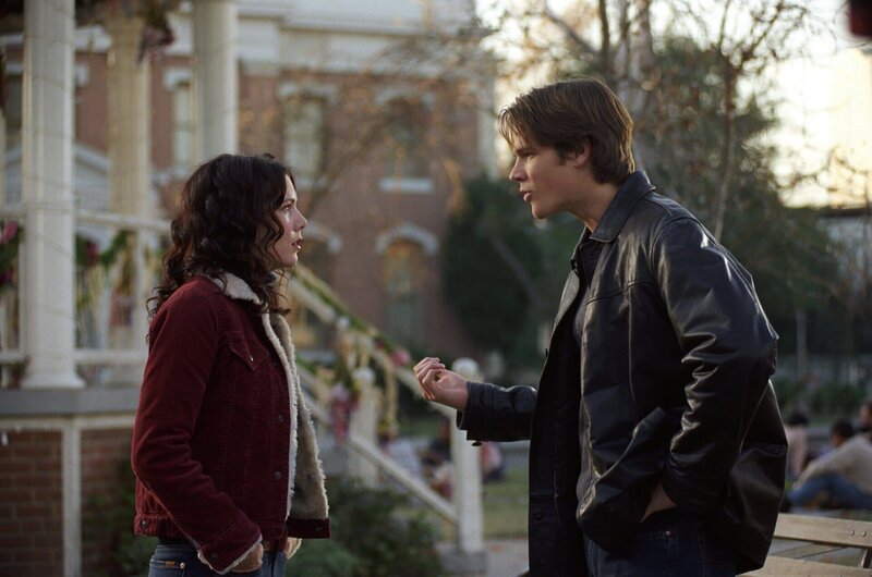 Dean (Jared Padalecki, r.) ist wütend, als Rory mit Jess zum Picknick geht, statt mit ihm. Währenddessen haben Lorelai (Lauren Graham, l.) und Sookie eine besondere Picknick-Verabredung … – Bild: Warner Bros. Entertainment, Inc.