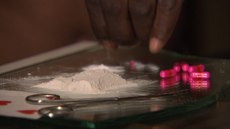 JJ cutting down heroin with sleeping pills to increase the volume so that he can make more money. – Bild: Wall To Wall Media Ltd