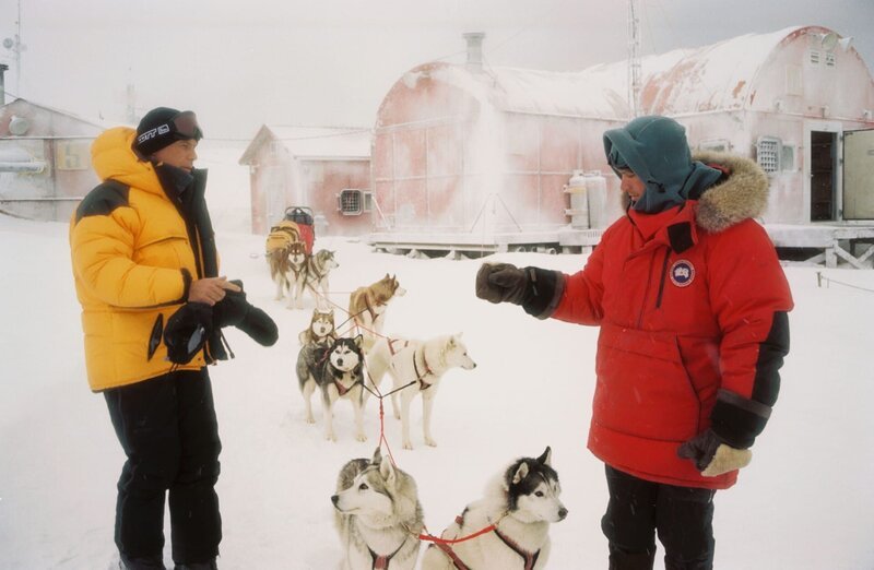 Pictured: Jerry (PAUL WALKER, right) and Davis (BRUCE GREENWOOD, left) in a scene from Disney’s ANTARCTICA: The Journey Home, directed by Frank Marshall. THIS MATERIAL MAY BE LAWFULLY USED IN ALL MEDIA EXCLUDING THE INTERNET, ONLY TO PROMOTE THE RELEASE OF THE MOTION PICTURE ENTITLED „ANTARCTICA (UNTITLED ANTARCTICA PROJECT)“ DURING THE PICTURE’S PROMOTIONAL WINDOWS. ANY OTHER USE, RE-USE, DUPLICATION OR POSTING OF THIS MATERIAL IS STRICTLY PROHIBITED WITHOUT THE EXPRESS WRITTEN CONSENT OF BUENA VISTA PICTURES. AND COULD RESULT IN LEGAL LIABILITY. YOU WILL BE SOLELY RESPONSIBLE FOR ANY CLAIMS, DAMAGES, FEES, COSTS, AND PENALTIES ARISING OUT OF UNAUTHORIZED USE OF THIS MATERIAL BY YOU OR YOUR AGENTS. NOT FOR INTERNET USE. APPROVED FOR PRINT OUTLETS ONLY. – Bild: Chris Large / WALT DISNEY PICTURES. Pictured: Jerry (PAUL WALKER, right) and Davis (BRUCE GREENWOOD, left) in a scene from Disney’s ANTARCTICA: The Journey Home, directed by Frank Marshall. THIS MATERIAL MAY BE LAWFULLY USED IN ALL MEDIA EXCLUDING THE INTERNET, ONLY TO PROMOTE THE RELEASE OF THE MOTION PICTURE ENTITLED „ANTARCTICA (UNTITLED ANTARCTICA PROJECT)“ DURING THE PICTURE’S PROMOTIONAL WINDOWS. ANY OTHER USE, RE-USE, DUPLICATION OR POSTING OF THIS MATERIAL IS STRICTLY PROHIBITED WITHOUT THE EXPRESS WRITTEN CONSENT OF BUENA VISTA PICTURES. AND COULD RESULT IN LEGAL LIABILITY. YOU WILL BE SOLELY RESPONSIBLE FOR ANY CLAIMS, DAMAGES, FEES, COSTS, AND PENALTIES ARISING OUT OF UNAUTHORIZED USE OF THIS MATERIAL BY YOU OR YOUR AGENTS. NOT FOR INTERNET USE. APPROVED FOR PRINT OUTLETS ONLY. – Bild: Chris Large / WALT DISNEY PICTURES.