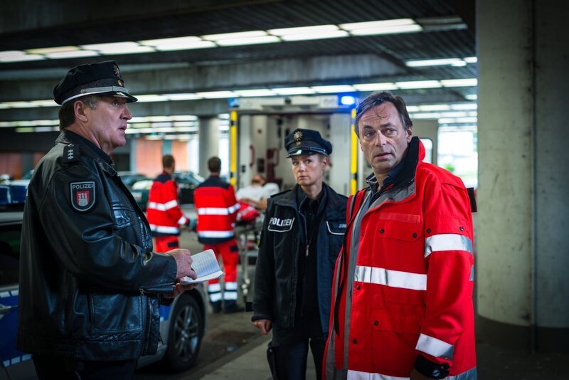 Viel kann Escher (Peter Benedict, r.) Franzi (Rhea Harder-Vennewald, M.) und Hans (Bruno F. Apitz, l.) zu dem Überfall auf den Kurier nicht sagen. Als er am Übergabeort ankam, war der Mann bereits überfallen worden und die Niere gestohlen. – Bild: ZDF/​Boris Laewen